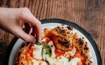 Πανεύκολη Light πίτσα για όσους προσέχουν την διατροφή τους! Η νόστιμη πίτσα που θα ξετρελάνει μικρούς και μεγάλους