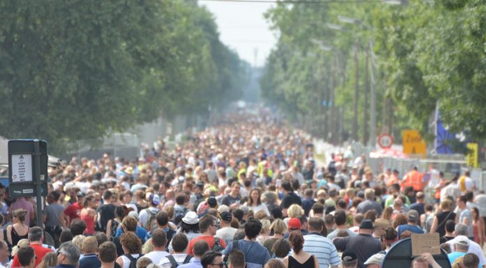 Σοπενχάουερ: Η μάζα στοχάζεται ελάχιστα, έχει έλλειψη κριτικού πνεύματος και βραχεία μνήμη