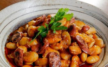 Γίγαντες στο φούρνο με χωριάτικο λουκάνικο: Το απόλυτο superfood
