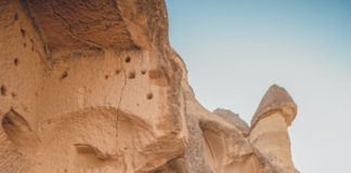 Τα απούλητα ρούχα διάσημων brands βρίσκονται πεταμένα στην έρημο