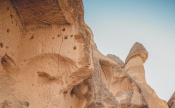 Τα απούλητα ρούχα διάσημων brands βρίσκονται πεταμένα στην έρημο