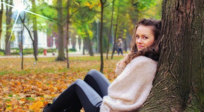 Όταν η μοναξιά είναι επιλογή, τότε απόλαυσε την γιατί είναι ευλογία WOMAN SITTING NEAR A TREE