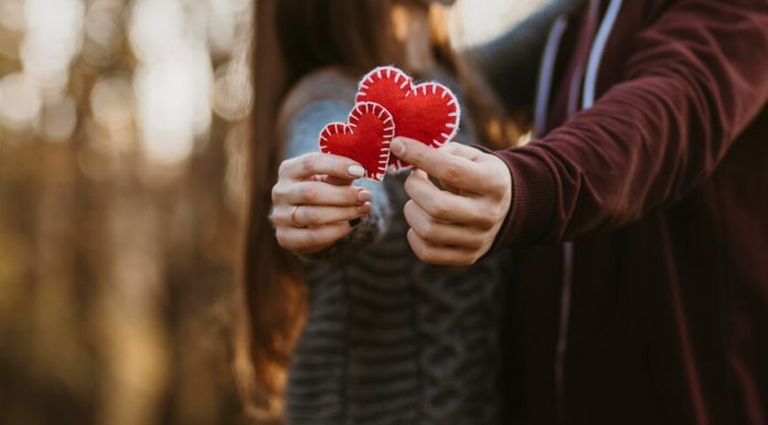 Την αγάπη την έμαθες από τους γονείς σου TWO RED HEARTS