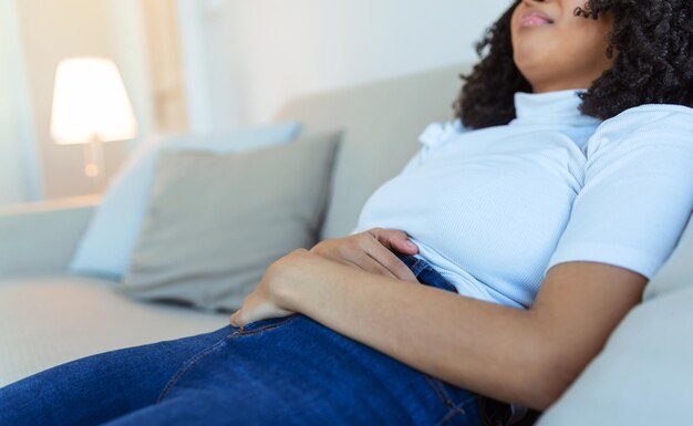 Η διατροφή που βοηθά στα προβλήματα του εντέρου WOMAN ON A COUTCH