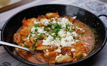 Απολαυστικά μύδια σαγανάκι με ντομάτα και φέτα FOOD IN A BLACK PLATE