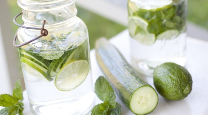 Γιατί πρέπει να πίνεις νερό με αγγούρι κάθε μέρα CUCUMBER IN WATER