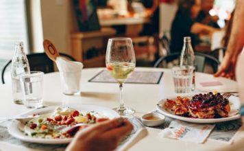 Πως να λαμβάνουμε υγιεινά λιπαρά μέσω της διατροφής TABLE WITH LUNCH