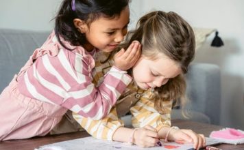 Ωτίτιδα στα παιδιά: Αντιμετώπιση με φυσικό τρόπο GIRLS PLAYING